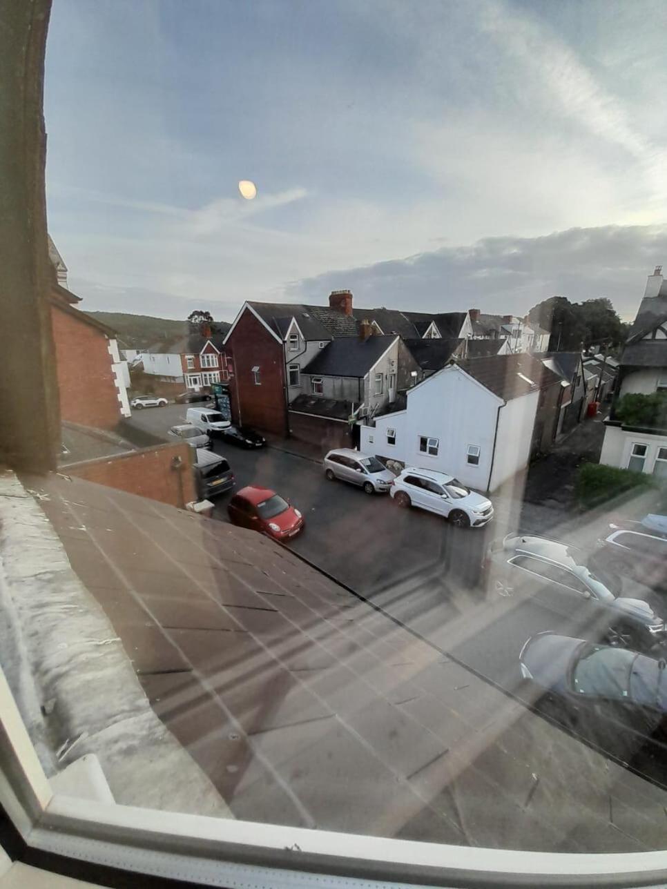 Entire Victoria Park Cardiff Apartment With Free Street Parking Bus 17 And 18 Direct To Cardiff City Centre, Fast Free Wi-Fi Exterior photo