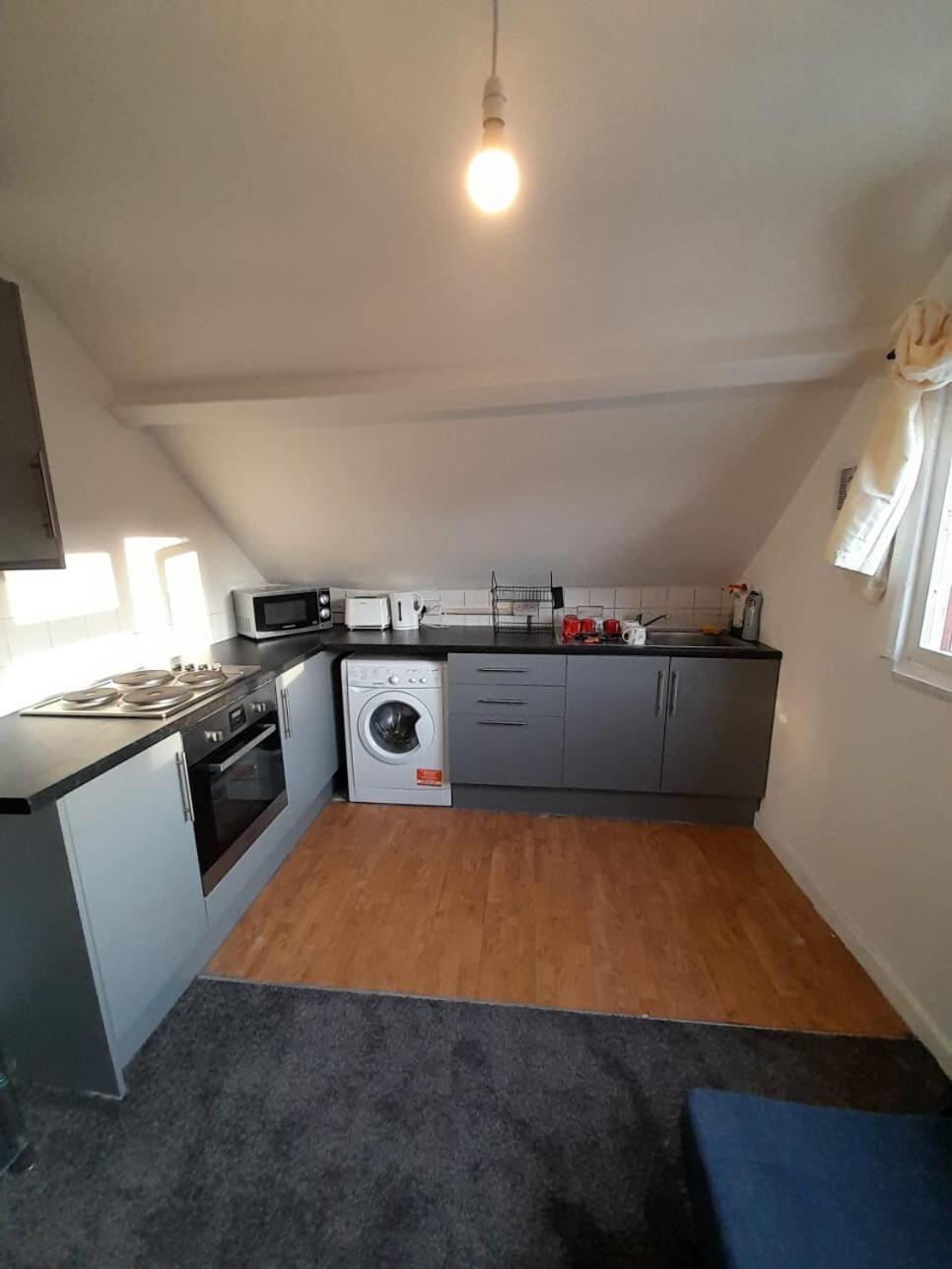 Entire Victoria Park Cardiff Apartment With Free Street Parking Bus 17 And 18 Direct To Cardiff City Centre, Fast Free Wi-Fi Exterior photo