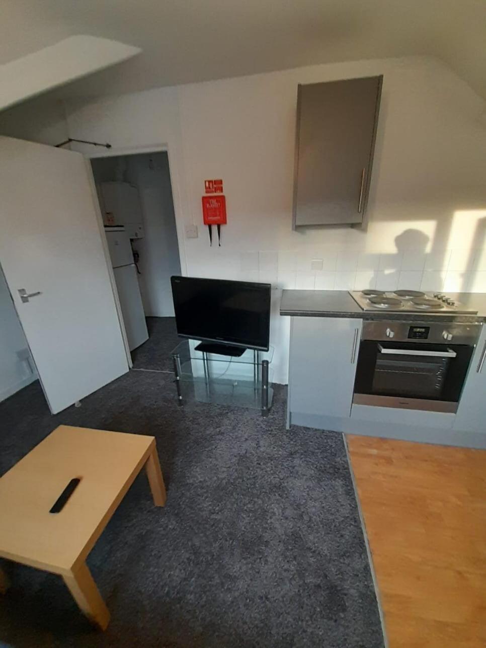 Entire Victoria Park Cardiff Apartment With Free Street Parking Bus 17 And 18 Direct To Cardiff City Centre, Fast Free Wi-Fi Exterior photo