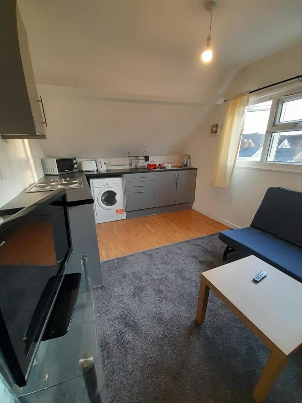 Entire Victoria Park Cardiff Apartment With Free Street Parking Bus 17 And 18 Direct To Cardiff City Centre, Fast Free Wi-Fi Exterior photo